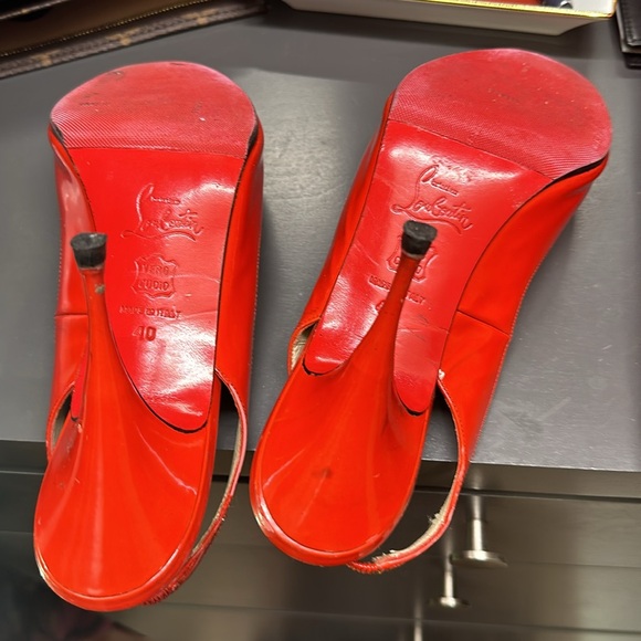 Sexy red Louboutins! Well kept bottoms - Picture 5 of 7